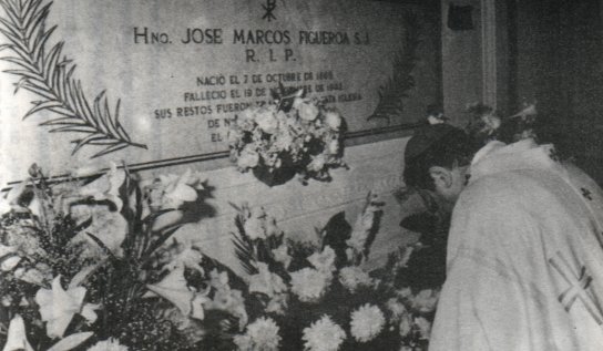 Monseñor Storni ante la tumba del hno Figueroa en el Templo de Nuestra Señora de los Milagros.