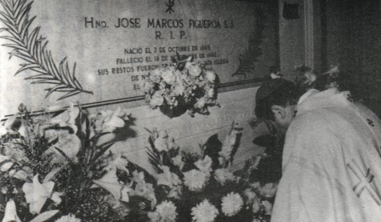 Monseñor Storni ante la tumba del hno Figueroa en el Templo de Nuestra Señora de los Milagros.
